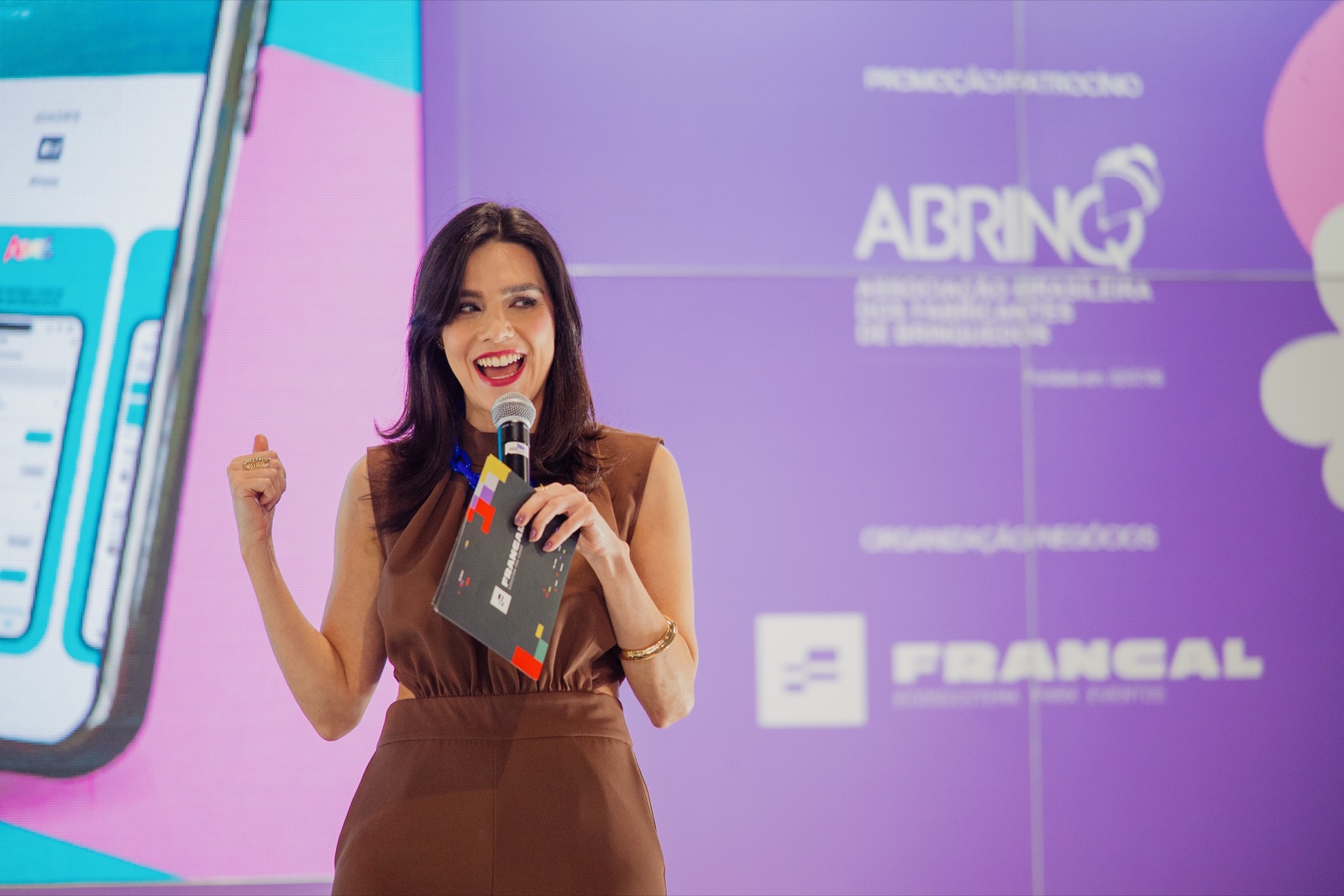 Fernanda Stica apresentando na ABRIN