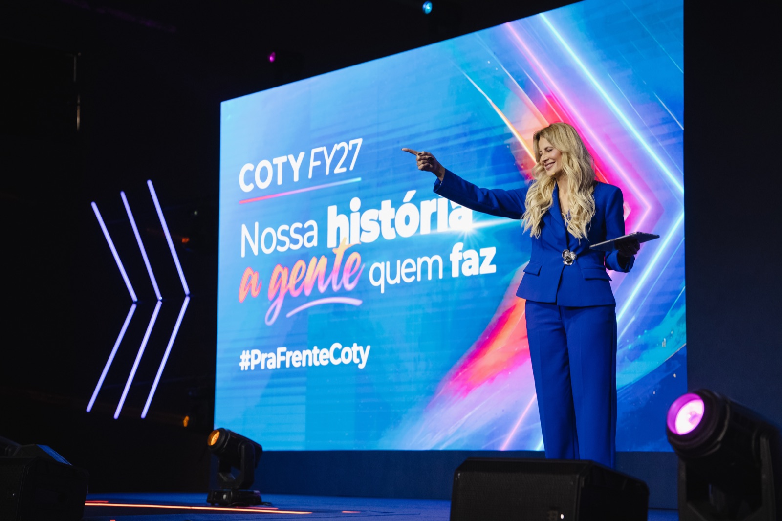 Jéssica Leão no palco da convenção da Coty
