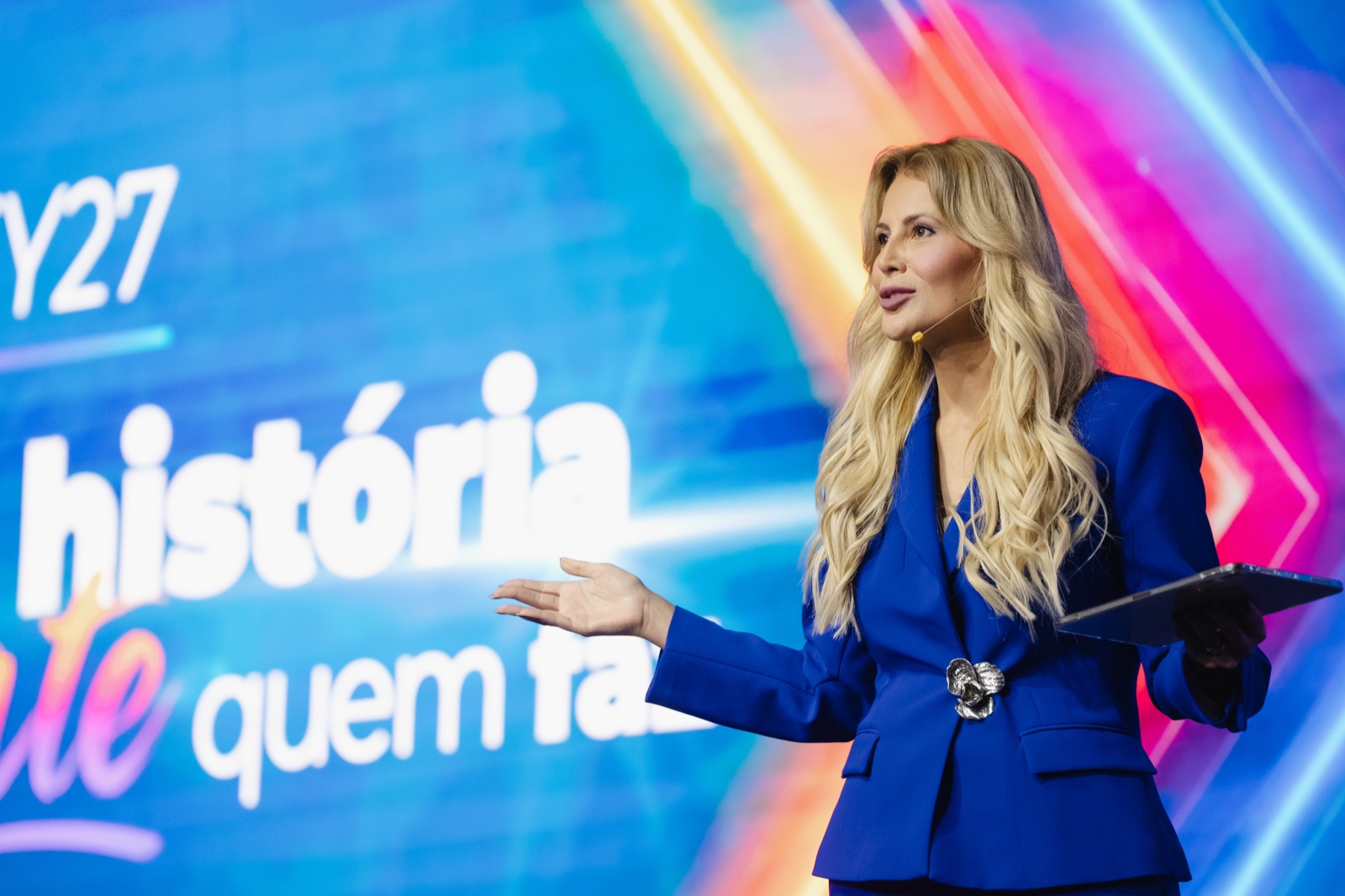 Jéssica Leão apresentando a convenção da Coty