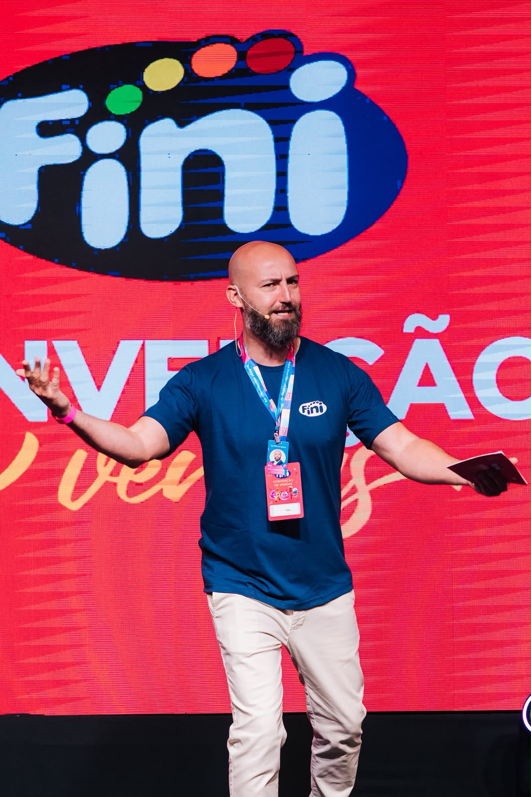 Kiko conduzindo a convenção de vendas da Fini