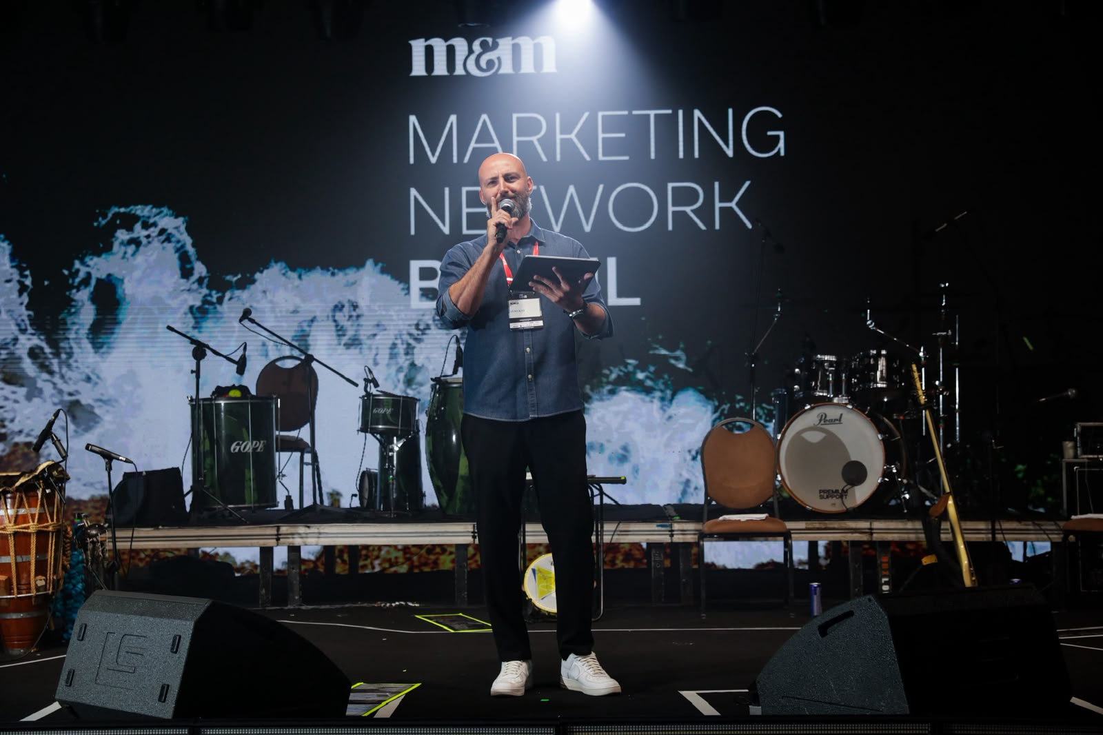 Kiko no palco do M&M Marketing Network Brasil