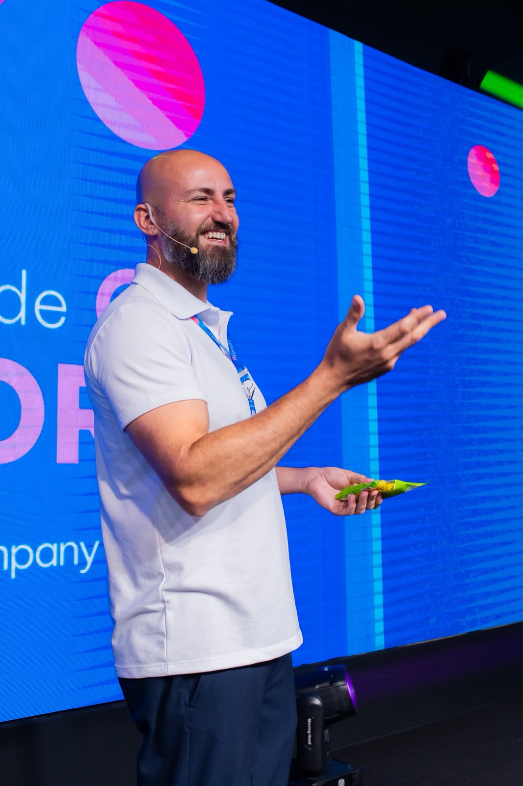 Kiko apresentando em evento corporativo