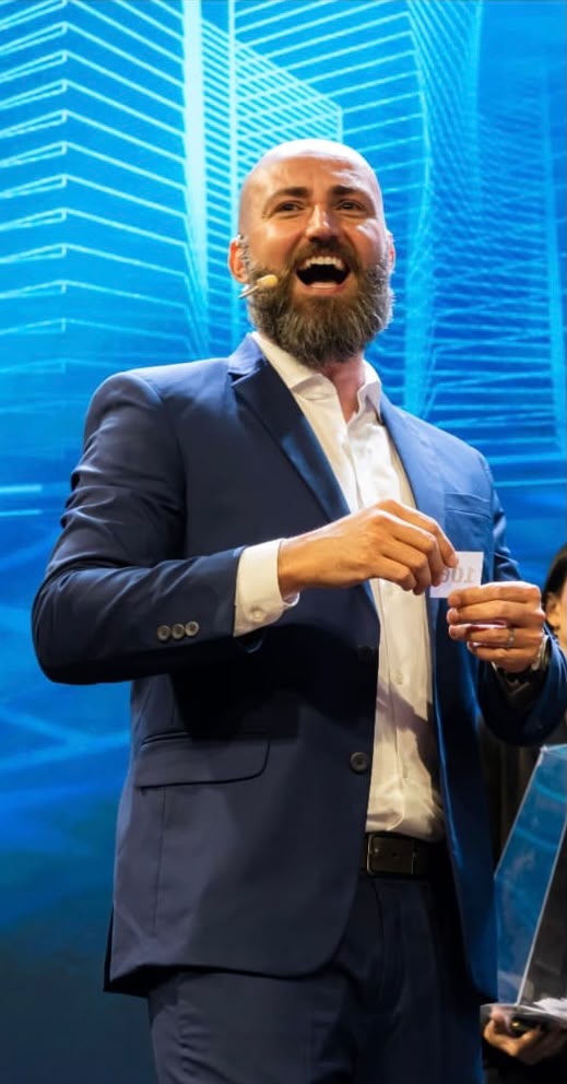 Kiko no palco em evento corporativo